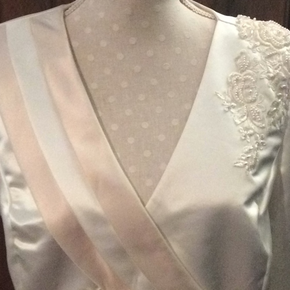 NWOT Beautiful plus-size ivory satin jacket - X-LG - Picture 4 of 5